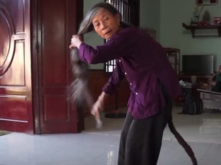 Cụ bà có mái tóc dài gần 3 m ở xứ Thanh