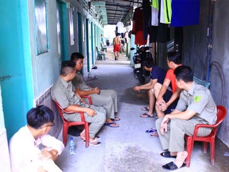 Cô gái bê bết máu bò ra ngoài kêu cứu sau khi bạn trai tới phòng