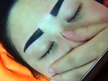Tôi khóc ròng khi nhìn hàng chân mày mới xăm của mình còn người yêu thì đòi chia tay