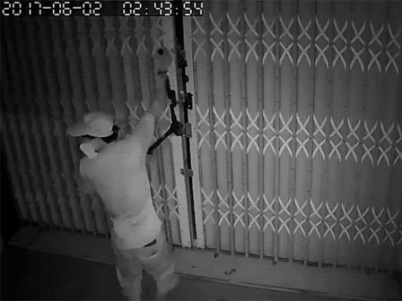 Cửa nhà kiên cố, trộm manh động dùng kìm cắt sắt phá khoá vào trộm đồ