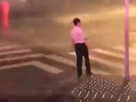 Mặc mưa gió bão bùng, người đàn ông cô liêu vẫn quyết hút nốt điếu thuốc đang cháy dở