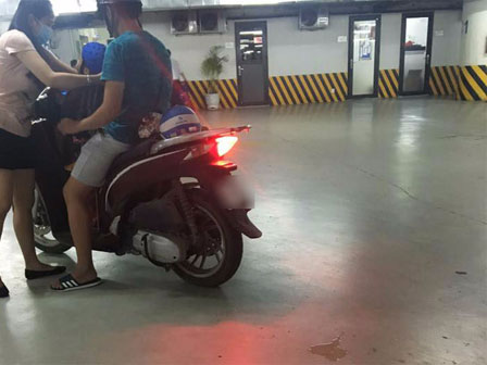 Để con tè bậy lên chân người khác nơi công cộng, bà mẹ trẻ thản nhiên: Trẻ con không biết gì!-9