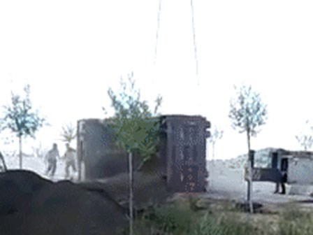 Clip: Khoảnh khắc đáng sợ khi xe tải bất ngờ rơi, đè trúng người