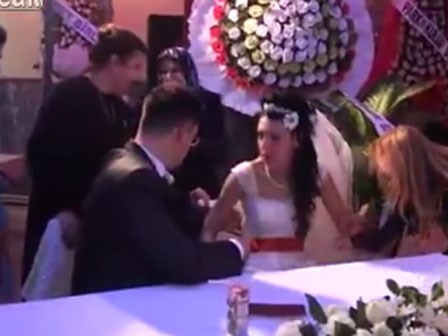 Khoảnh khắc chú rể khiến cô dâu xấu hổ tái mặt