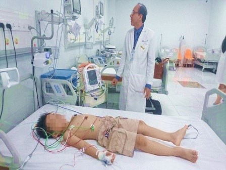 Bị bạn đẩy đập người vào tường, bé trai 8 tuổi suýt chết vì sốc tim