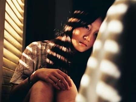 Đau lòng khi thấy tấm ảnh khác phía sau ảnh cưới của hai vợ chồng