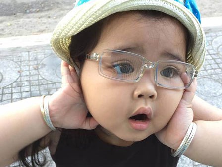 Nói hỗn - cô bé bị mẹ giơ chổi ra dọa, chưa đánh roi nào bé đã khóc tu tu