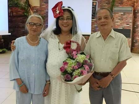 Tiến sĩ đóng giả cô dâu vác bụng bầu quẩy tưng bừng trong ngày lễ về hưu khiến dân mạng phát sốt