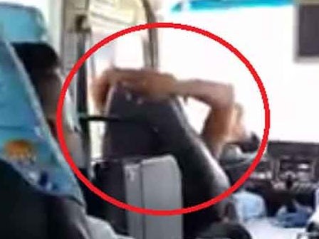 Clip: Tài xế xe khách khoanh hai tay sau gáy, lái xe