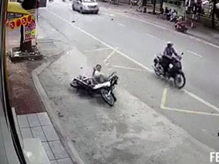 Phóng xe đâm vào ô tô, nam thanh niên trượt dài hàng chục mét trên đường