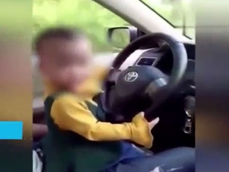 Con 1 tuổi ngồi trên đùi bố lái xe ô tô, mẹ ngồi bên cười thích thú gây tranh cãi
