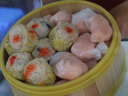 Cận cảnh thiên đường món ăn ngon - bổ - rẻ tại Phố hàng rong đầu tiên ở Sài Gòn