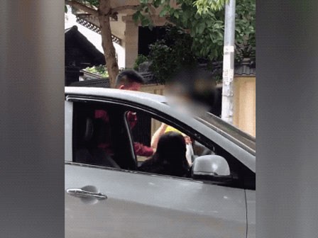 Nam thanh niên liên tiếp tung cước, đạp thẳng mặt cô gái ngồi trong xe