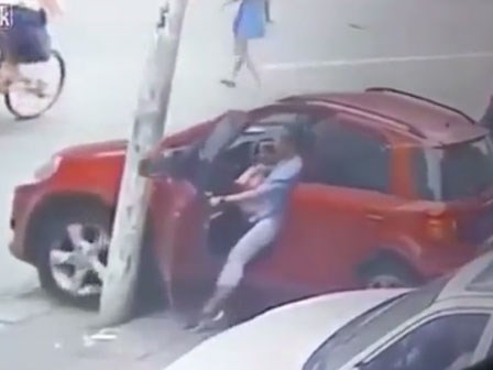 Nữ tài xế dùng chân để phanh ô tô như đi xe đạp