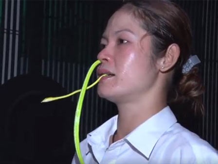 Cô gái ngậm liền 2 con rắn vào miệng khiến người xem rùng mình