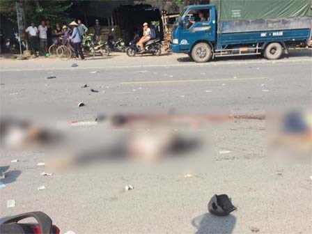 Bị cuốn vào gầm xe tải sau va chạm cực mạnh, 3 người tử vong trong đó có 2 cô gái chỉ 14 tuổi