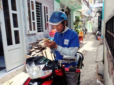 Câu chuyện cảm động của thầy giáo đơn thân chạy xe ôm nuôi 2 cô con gái ăn học ở Sài Gòn