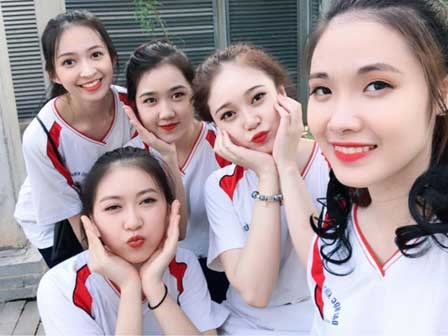 Tấm ảnh 5 cô bạn xinh đẹp, cùng mặc đồng phục Kinh tế quốc dân hot nhất hôm nay!