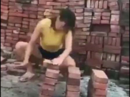 Clip: 2 cô gái khiến dân mạng choáng váng khi làm điều này