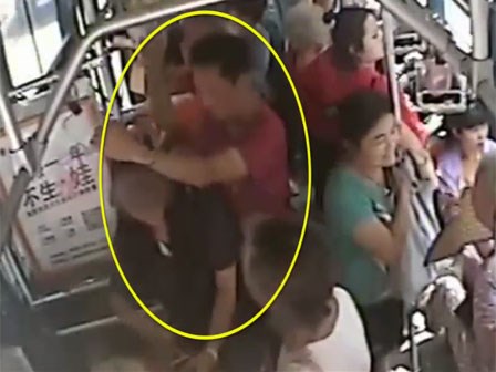 Cái kết đắng của người đàn ông quấy rối tình dục trẻ vị thành niên trên xe buýt