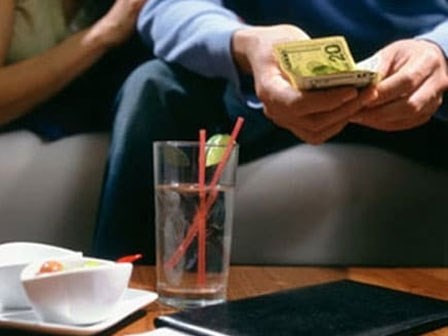 Bạn trai đi ăn 1.000 đồng cũng đòi cưa đôi, thiếu tiền lẻ thì trả bằng kẹo cao su
