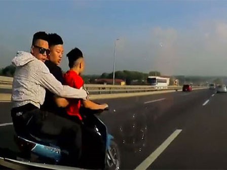 Clip: Pha tạt đầu hiểm hóc khiến tài xế ô tô xoay 1 vòng trên cầu