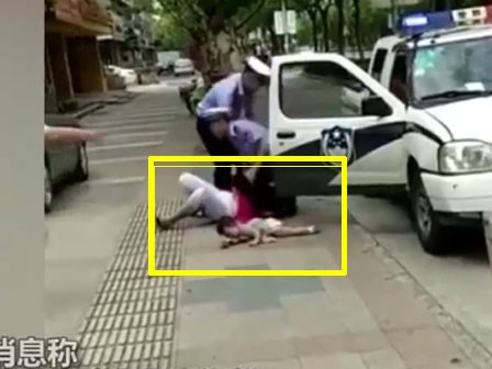 Tranh cãi với cảnh sát, mẹ đang bế con bị quật ngã sấp mặt vì lý do không thể chấp nhận
