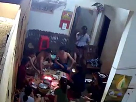 Clip sốc: Bếp ga mini bất ngờ phát nổ trong bữa ăn của một gia đình ở Đắk Lắk