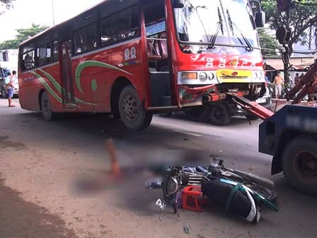 Chồng gào khóc điên dại chứng kiến vợ tử vong dưới gầm ô tô