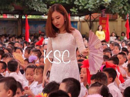 Cô giáo trẻ và bức hình