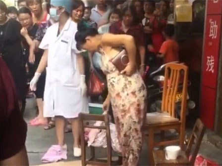 Thai phụ sinh con rơi ngay giữa chợ rồi điềm nhiên bế con và xách giỏ thức ăn về nhà