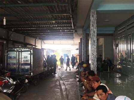 Bắt cóc bé trai đưa vào phòng tưới xăng dọa đốt
