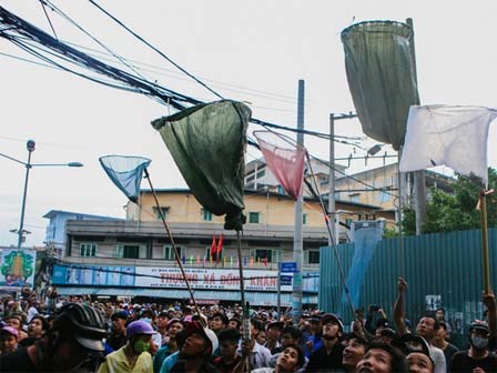 Vợt chế từ mùng, bao gạo và... thùng xốp - Đội quân