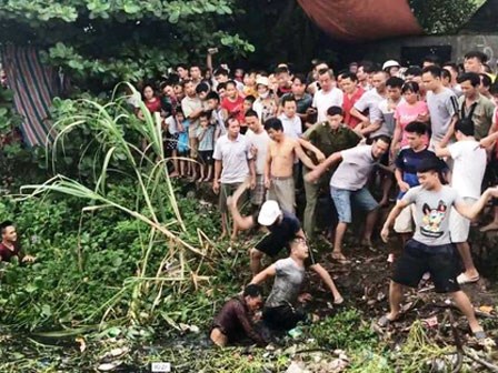 Clip: Hàng trăm người dân vây bắt 2 nghi phạm trộm chó