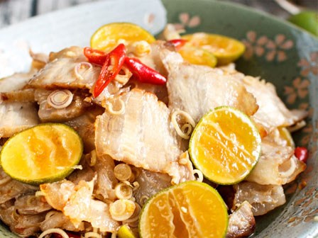 Thử một lần bạn sẽ hiểu ngay vì sao món thịt ba chỉ lắc quất lại đang gây 