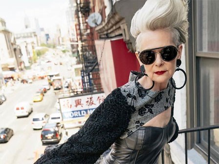 Style chất chơi của cụ giáo 63 tuổi khiến giới trẻ phải chạy dài