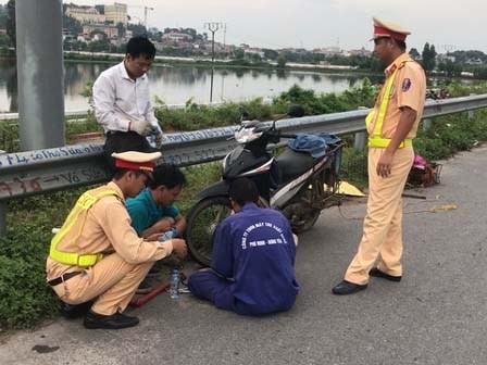 Thợ vá xe kiếm tiền “mệt nghỉ” vì đinh 