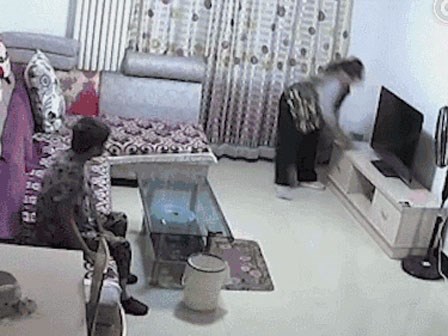 Bất mãn vì sắp bị sa thải, người giúp việc quay sang ngược đãi mẹ chủ nhà để trả đũa