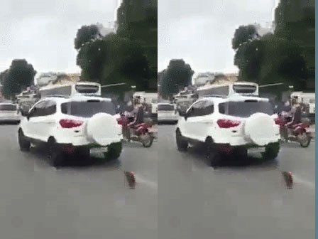 Clip xôn xao: Ô tô đâm trúng cảnh sát rồi bỏ chạy ở Hà Nội