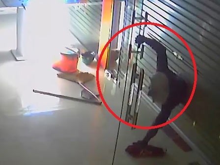 Clip: Trộm cắt cửa, đột nhập vào cửa hàng 