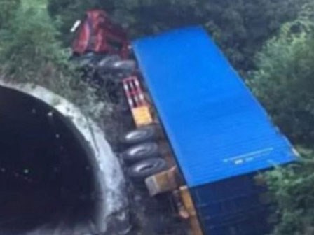 Ngủ gật trên tay lái, vị tài xế khiến xe tải hạng nặng lao thẳng lên nóc hầm đường bộ