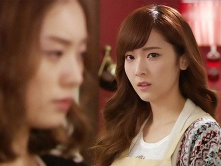 Vì muốn lấy chồng đại gia, chị đẩy em gái thay mình lấy anh nhà nghèo