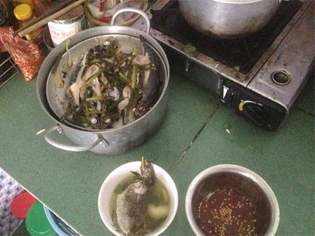 Bị bạn trai chê vì nấu nướng không giống ai, cô nàng 