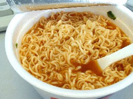 Bị giết vì… mùi mì ăn liền