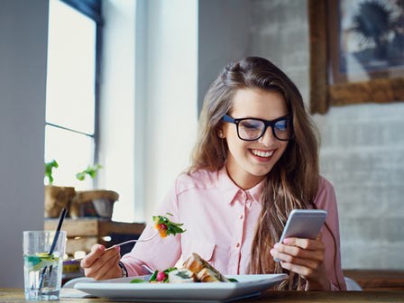 Ngăn chặn đầy bụng, khó tiêu chỉ với 5 thay đổi nhỏ này trong bữa ăn
