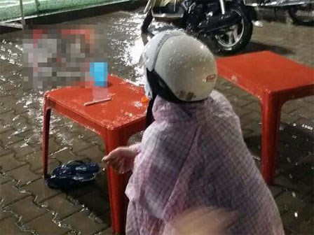 Vợ đội mưa chờ chồng đá bóng: Hình ảnh dễ thương bỗng xấu xí qua mắt nhiều người