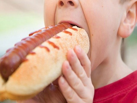 Cậu bé 9 tuổi đột ngột ngưng tim sau khi ăn... bánh mì kẹp xúc xích