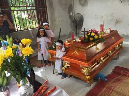 Lao xuống ao cứu con, 2 mẹ con chết đuối, để lại 4 trẻ mồ côi