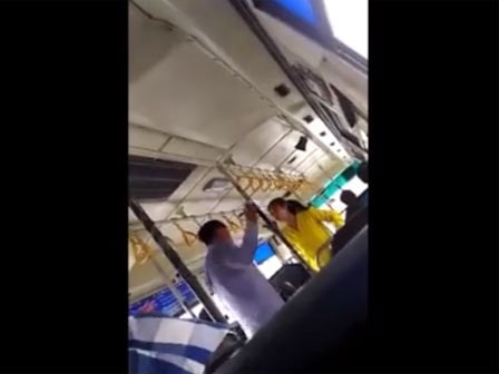 Đôi nam nữ và phụ xe đánh nhau túi bụi trên xe buýt
