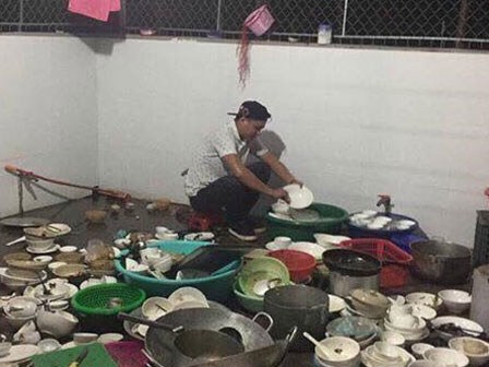 Bức ảnh gây xôn xao nhất MXH: chàng trai bảnh bao ngồi giữa núi bát đĩa trong lần đầu ra mắt